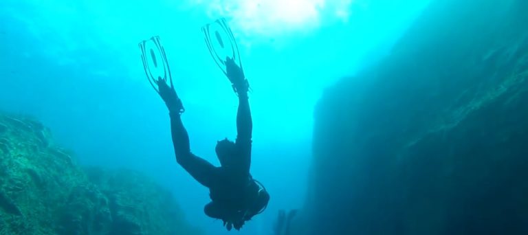 Plongeur sous l'eau